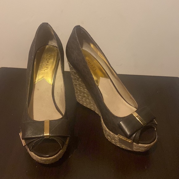 Michael KORS MEG  MK Signature PVC Peep Toe Wedges - Picture 2 of 11